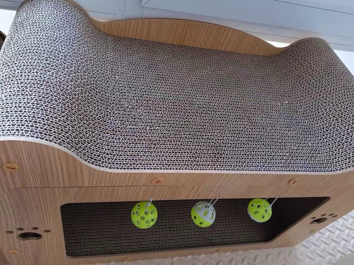 Customizable cat house with corrugated scratcher